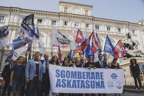 Il Pd legalizza gli antagonisti che assaltano i cantieri Tav: caos sul centro sociale