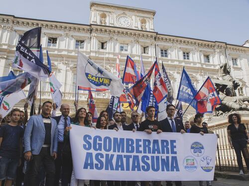 Il Pd legalizza gli antagonisti che assaltano i cantieri Tav: caos sul centro sociale