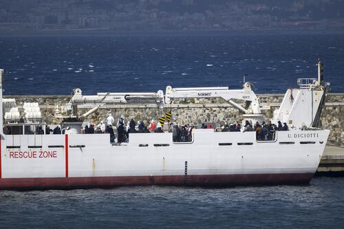 Migranti, ora c’è la tassa sul clandestino: ognuno rischia di costarci 160 euro al giorno