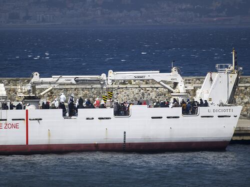 Migranti, ora c’è la tassa sul clandestino: ognuno rischia di costarci 160 euro al giorno