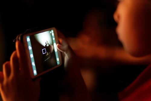 Roma, si divertivano a spogliare le compagne con la app: 14enni indagati