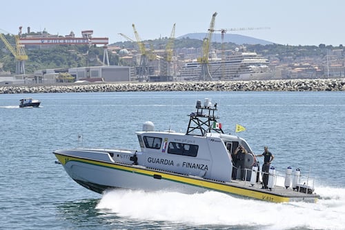 In Italia chi salva i clandestini dal naufragio rischia pure la galera