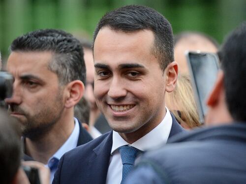 Di Maio: "Nessun giallo sulle tessere". Bufera sul reddito di cittadinanza