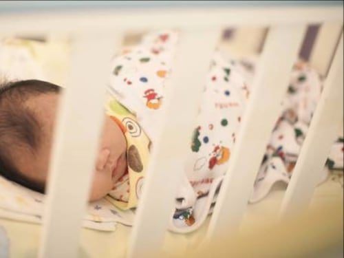 Bimbo di sette mesi soffocato dal coprimaterasso