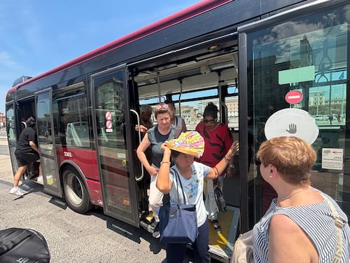 Roma, viaggio sui bus roventi: condizionatori in tilt, si superano i 36°