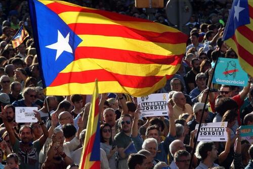 La Catalogna dichiara l'indipendenza dalla Spagna