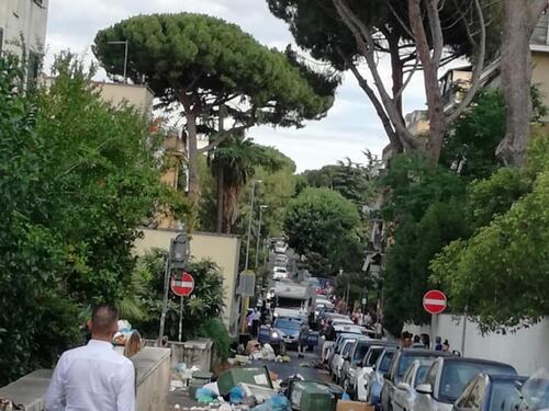 Barricate di rifiuti in strada, rivolta alla Parrocchietta