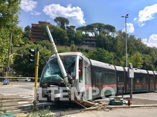 Schianto auto-tram. E la corsa finisce contro un palo