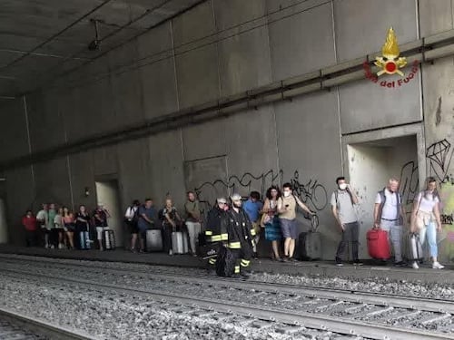 Deraglia treno dell'Alta Velocità con 230 passeggeri a bordo, panico nella galleria Serenissima. Passeggeri evacuati