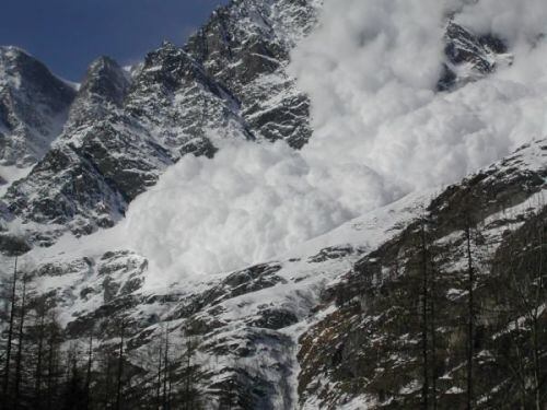 Francia, sciatori travolti da una valanga sulle piste a Tignes