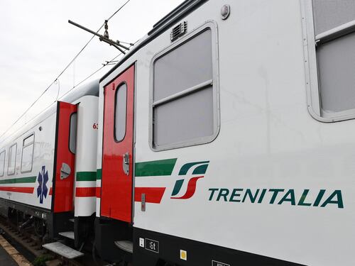 Ragazzi aggrappati ai treni in corsa, i video virali sui social
