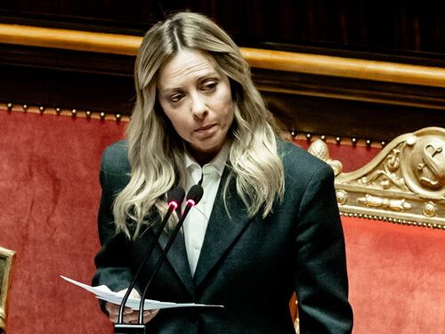 Meloni, la rabbia e l’orgoglio contro il partito cinese: “Da voi solo insulti. Avanti fino alla fine”