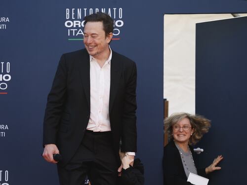 Atreju, Elon Musk spiazza tutti: come si presenta in sala