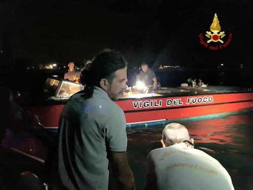 Venezia, tre morti in Laguna: motoscafo travolge i pescatori. Barca si rovescia per un'onda