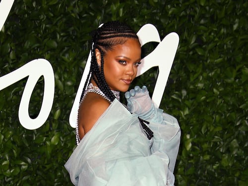 Rihanna più ricca della Regina Elisabetta. Da dove viene il denaro