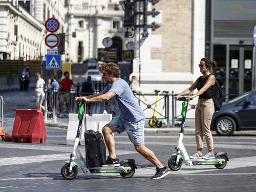 Stop ai monopattini? Dopo il referendum insorge Assosharing: “La soluzione non sono i divieti”