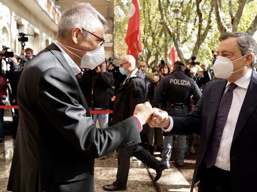 Maurizio Landini si arrabbia con Mario Draghi. Rivolta dei sindacati: “Ci chiama solo a cose fatte”