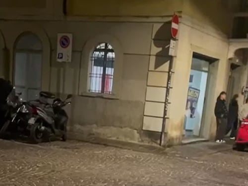 FdI commissaria la sezione dei cori per il Duce ma al Pd (che tace sulle piazze pro Hamas) non basta