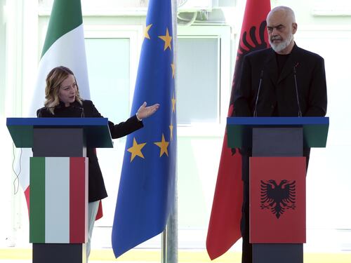 Albania, “indietro tutta!” sugli hotspot. Piano B di Meloni sui centri per i migranti