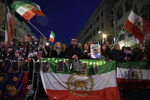 Iran, dentro l’ambasciata a Roma per il “libro delle condoglianze” per Khamenei