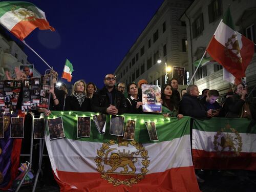 Iran, dentro l’ambasciata a Roma per il “libro delle condoglianze” per Khamenei