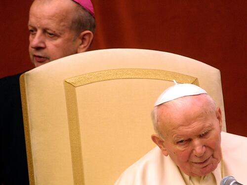 Papa Francesco sfregia Giovanni Paolo II, inchiesta per pedofilia sul suo segretario