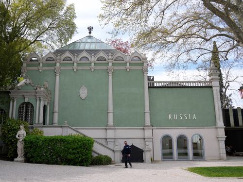 Biennale di Venezia, il padiglione della Russia apre tra le polemiche