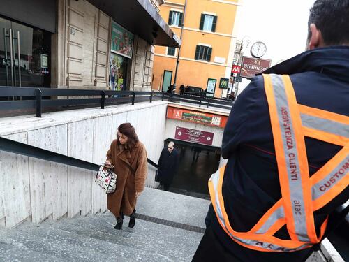 Metro Barberini riaperta a metà. Il gelo dei romani: dopo un anno...