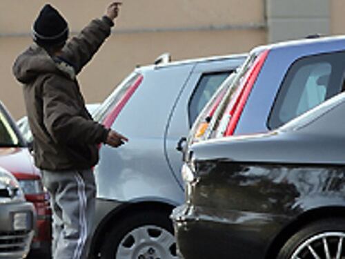 Se il parcheggiatore abusivo chiede i soldi è estorsione