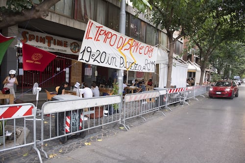 Spin Time, palazzo uso uffici e "inagibile" ma gli occupanti hanno ottenuto la residenza