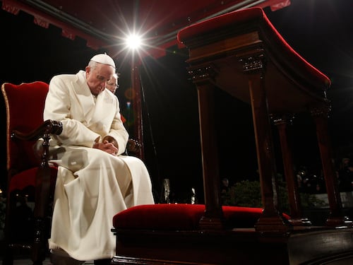 Il Papa alla Via Crucis: «Dio ci giudica amandoci»
