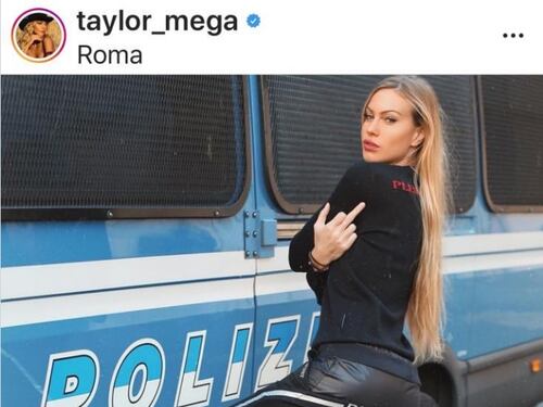 Taylor Mega, spunta la foto del dito medio alla polizia. Barbara d'Urso la silura in diretta