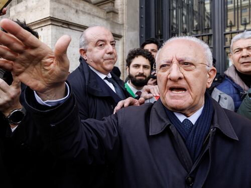 Don Patriciello, Paragone spara a zero su De Luca: “Affondo vigliacco da delirio di onnipotenza”