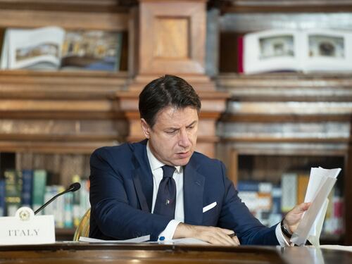 Natale e Covid, il governo sposterà la Messa della Vigilia: fanno nascere Gesù prematuro