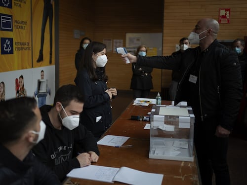 Elezioni Catalogna, indipendentisti Erc in vantaggio. L'estrema destra Vox entra in parlamento