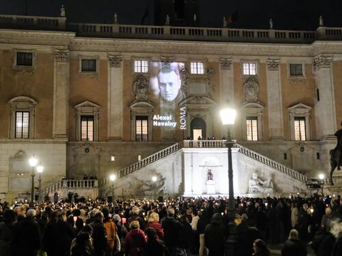 Navalny, distesa di fiaccole a Roma. Ma le solite polemiche della sinistra rovinano tutto