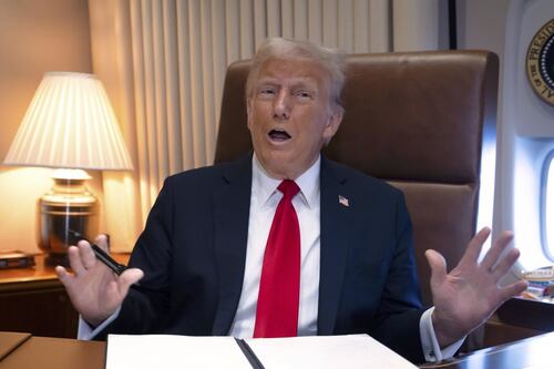 Donald Trump minaccia il Canada: "Abolisca dazi o l'industria auto chiuderà"
