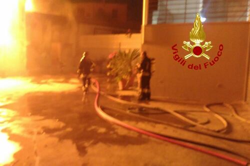 Capannone e baracche in fiamme a Casale Rocchi. Incendio in un'ex fabbrica sulla Tiburtina