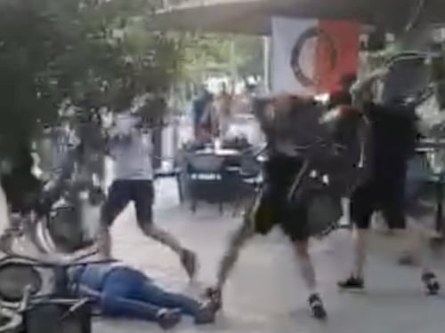 Roma-Feyenoord, il video degli scontri di Tirana. Olandesi scatenati, pugni e sediate: un ragazzo rimane a terra