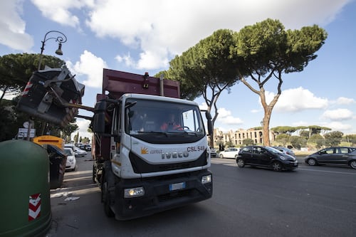 Incubo rifiuti di domenica, Sos di Ama ai privati per evitare il caos raccolta