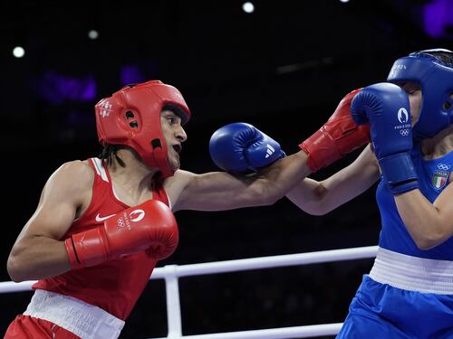 Parigi 2024, la follia woke sul ring. Khelif picchia duro, Carini lascia in lacrime