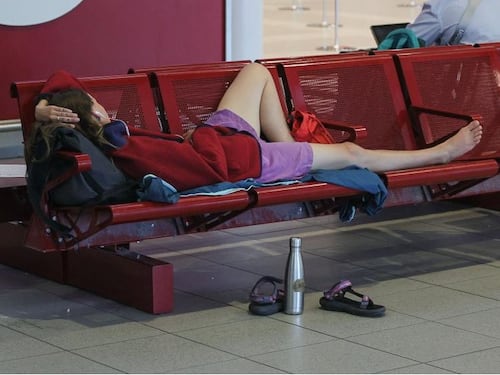 Italiani bloccati in aeroporto a Madeira da Ferragosto: "Vacanza trasformata in un incubo"