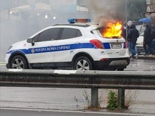 Lanciano molotov e feriscono due vigili. Atalanta-Lazio da guerriglia urbana