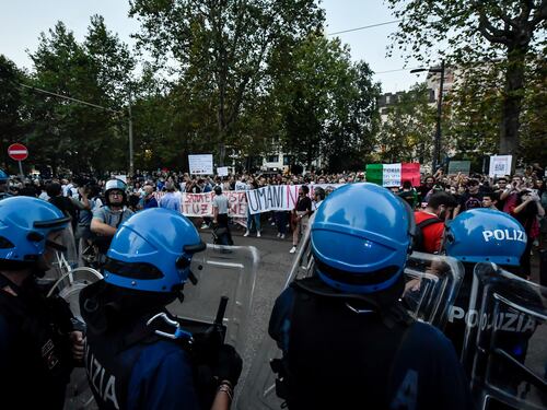 Il silenzio della sinistra sulle violenze degli anarchici a Milano: 2 arresti e 8 denunce tra i no green pass