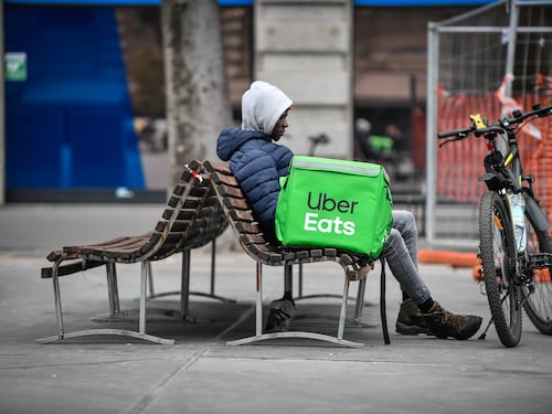 Uber Italy commissariata per caporalato sui rider, indaga la Guardia di Finanza