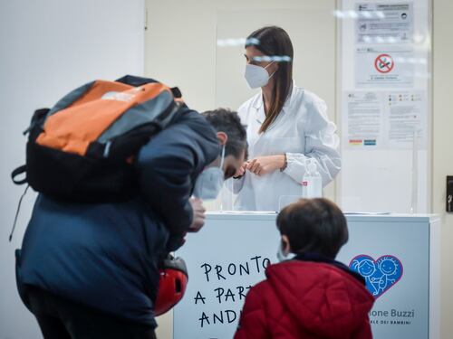 Il bollettino di oggi: con meno tamponi calano i nuovi casi (27.354), stabili i morti (544)