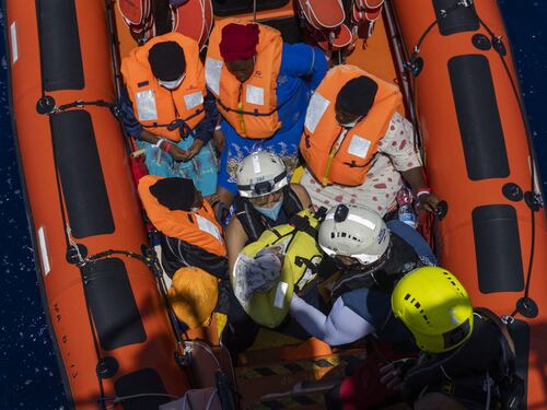 Uno sbarco senza fine: Lampedusa accoglie altri migranti. La situazione è fuori controllo