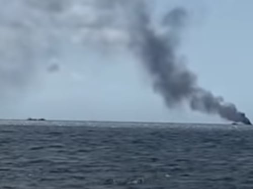 Tragedia migranti, barcone prende fuoco ed esplode a Crotone: feriti anche due finanzieri