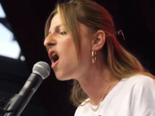 Pd, la sparata della leader dei giovani sui "disertori". Il big dem infuriato: Schlein cosa dice?