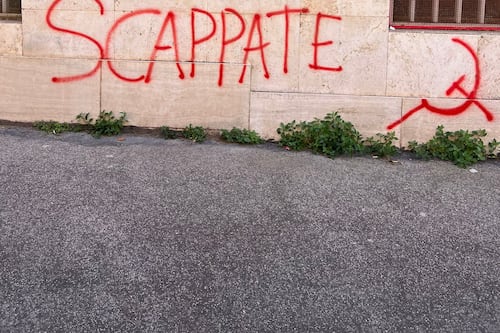 Garbatella, scritte e minacce contro la sede FdI: "Clima da anni di piombo"
